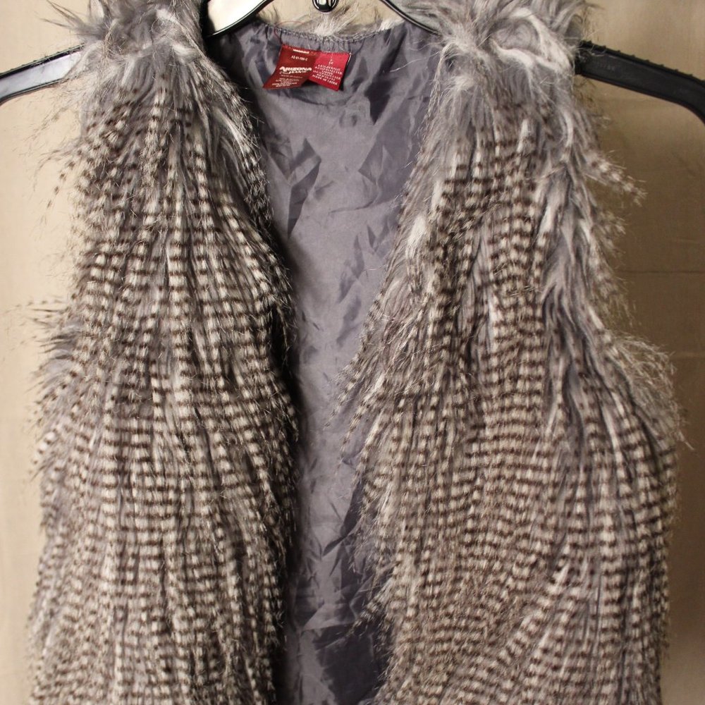 Arizona Jeans Co. grey faux feather vest. Size L
